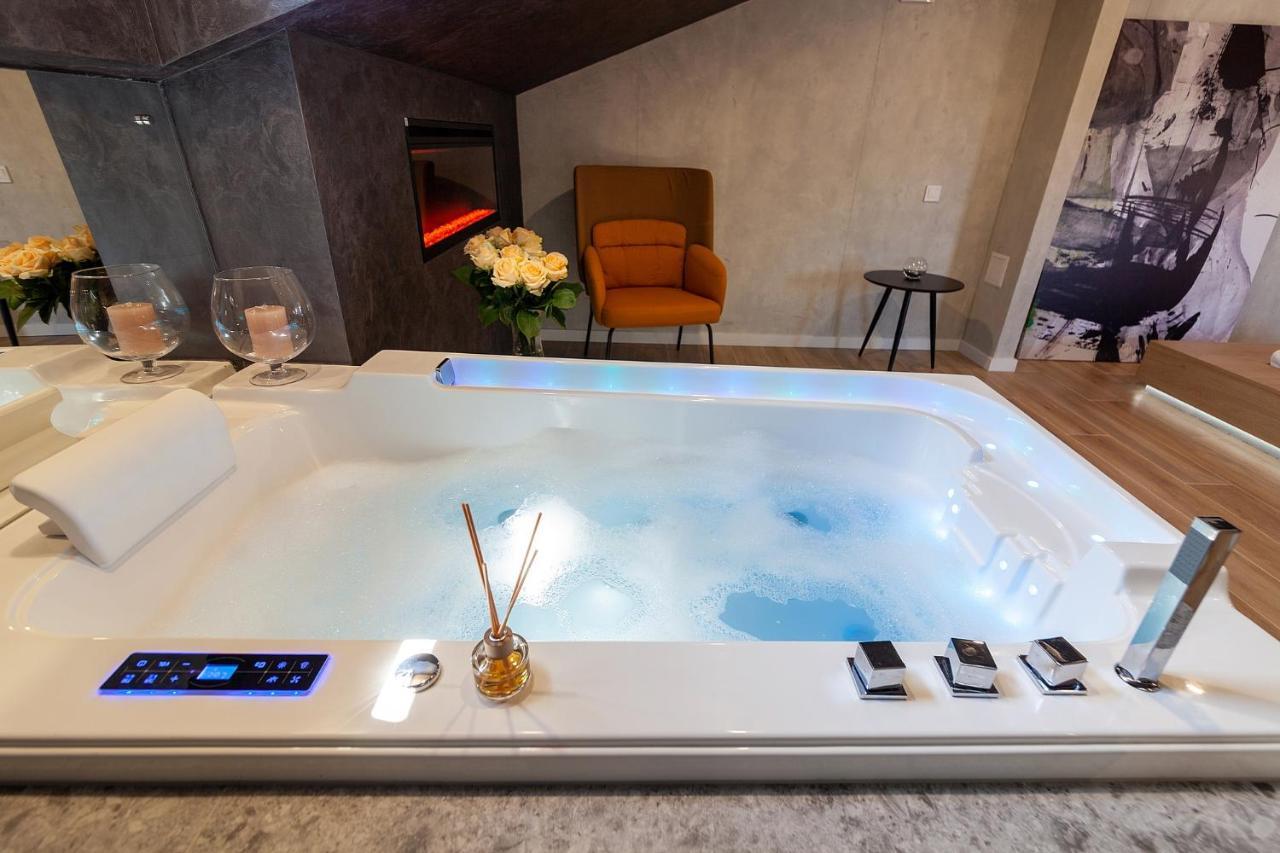 Royal Vip Jacuzzi Apart Лвив Екстериор снимка