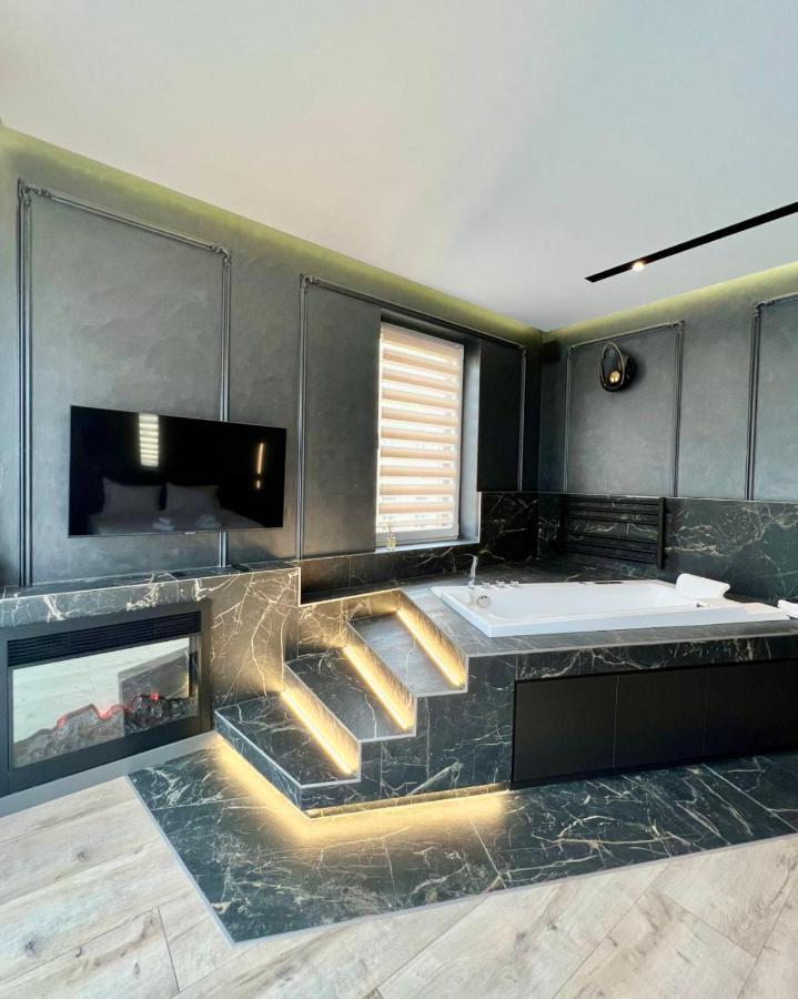 Royal Vip Jacuzzi Apart Лвив Екстериор снимка