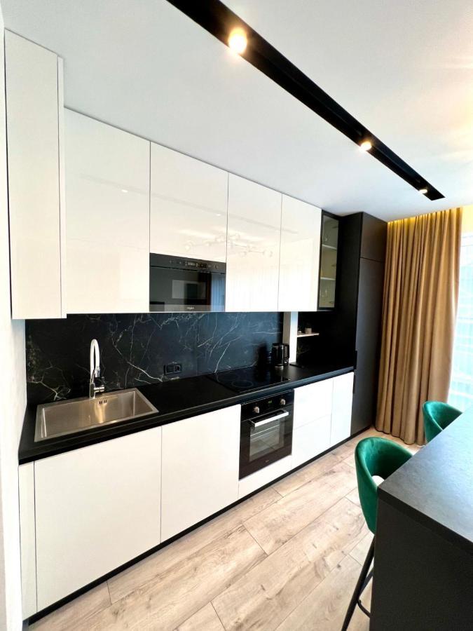 Royal Vip Jacuzzi Apart Лвив Екстериор снимка