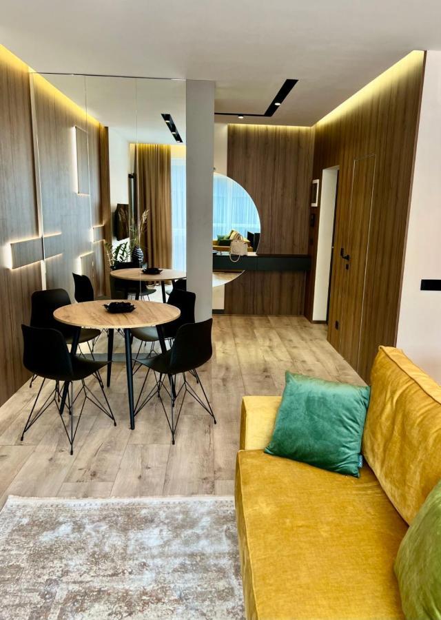 Royal Vip Jacuzzi Apart Лвив Екстериор снимка