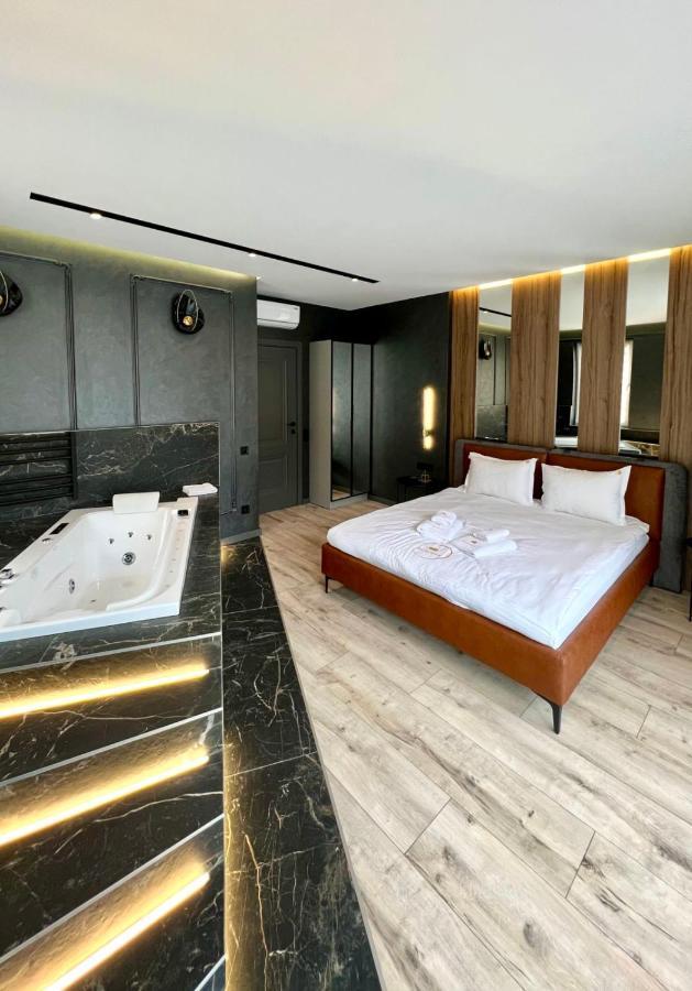 Royal Vip Jacuzzi Apart Лвив Екстериор снимка