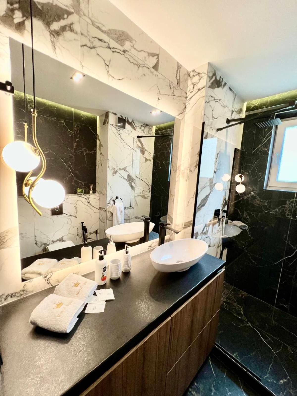 Royal Vip Jacuzzi Apart Лвив Екстериор снимка