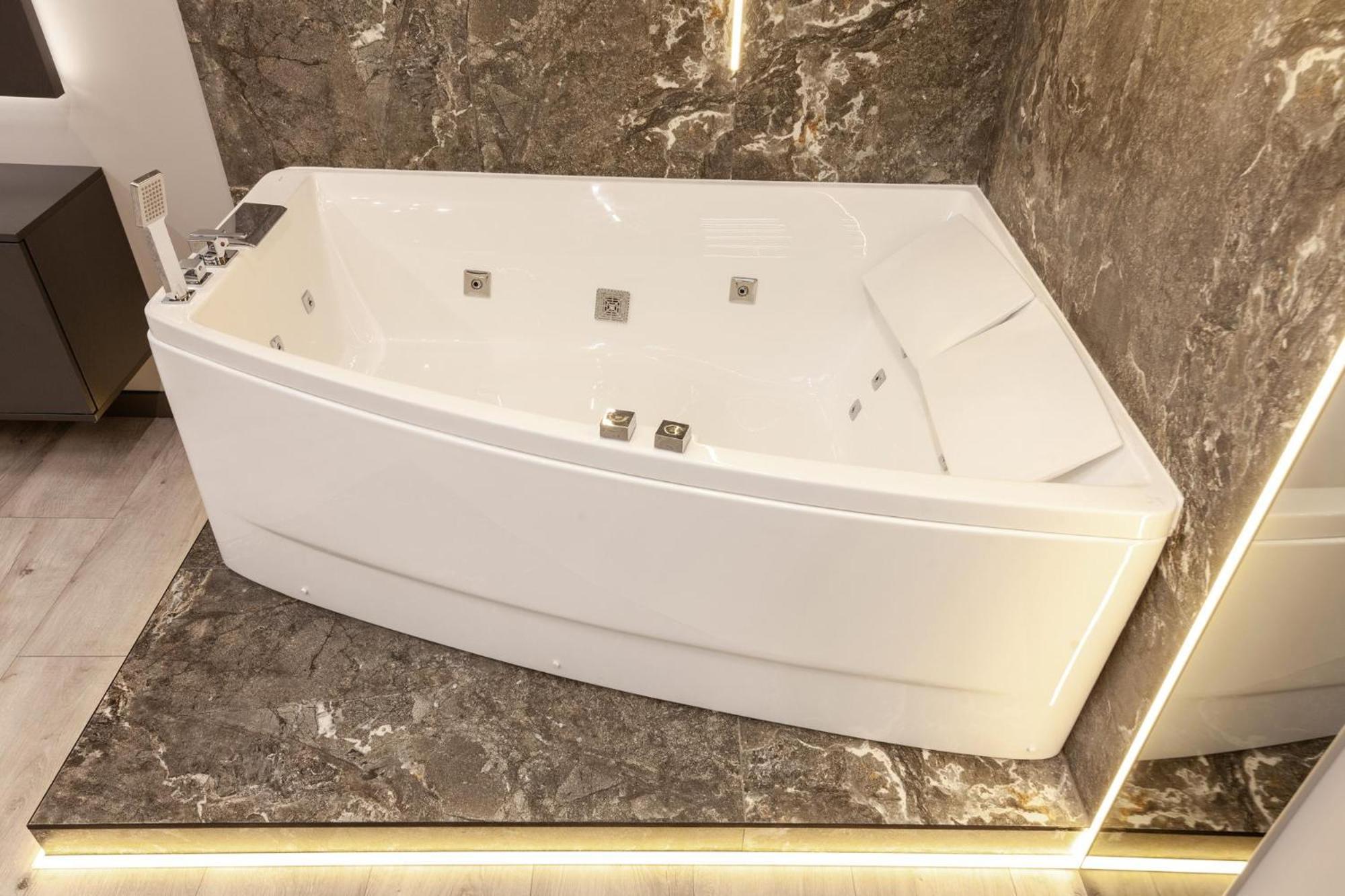 Royal Vip Jacuzzi Apart Лвив Екстериор снимка