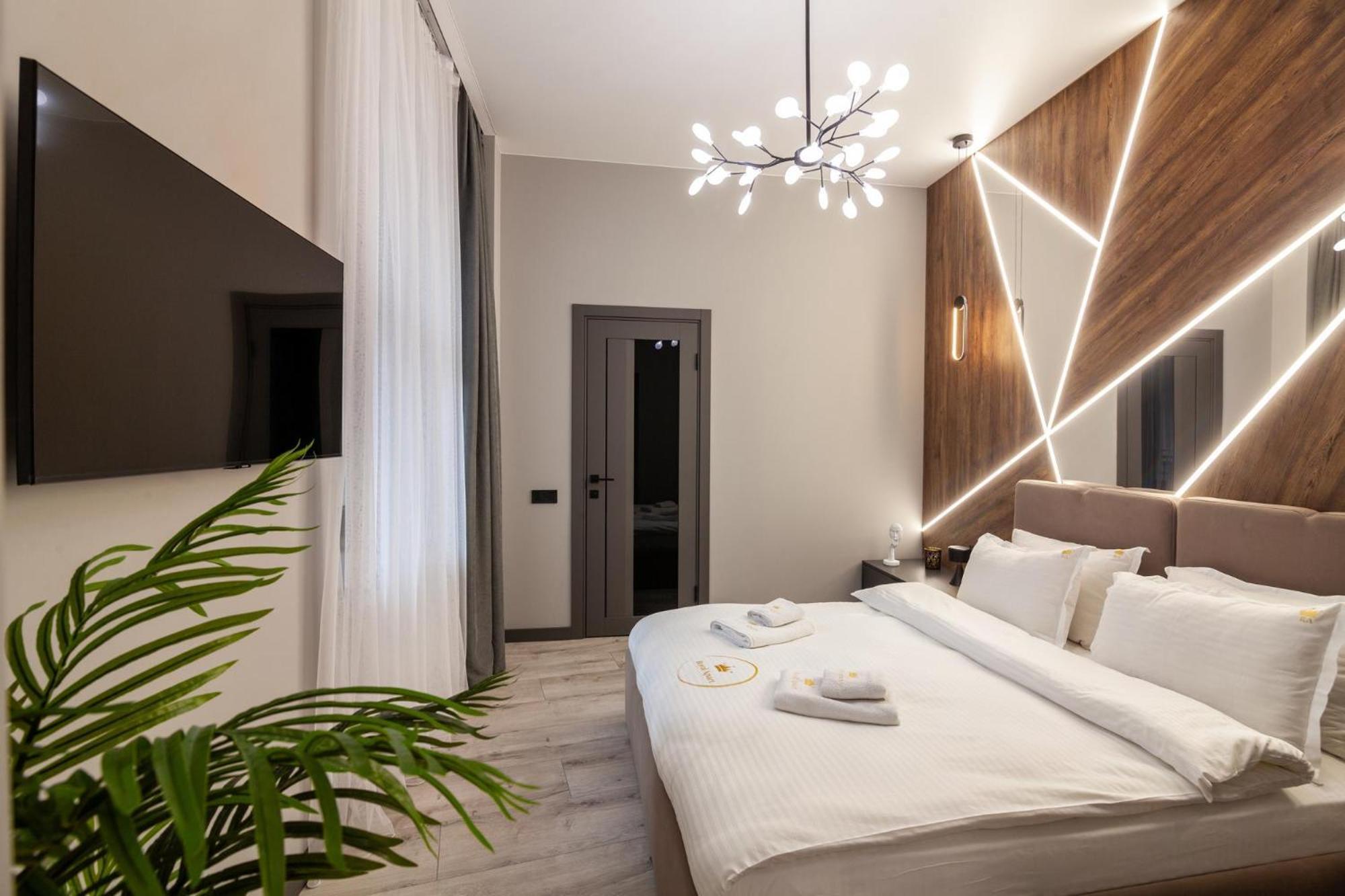 Royal Vip Jacuzzi Apart Лвив Екстериор снимка