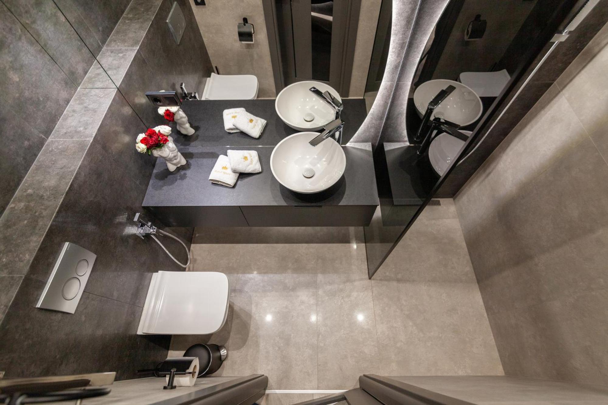 Royal Vip Jacuzzi Apart Лвив Екстериор снимка